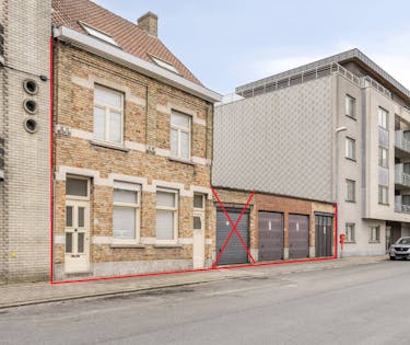 Te renoveren burgerwoning met tuin en 3 garages in Roeselare