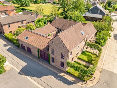 Ferme carrée rénovée dans la campagne de Vliermaal