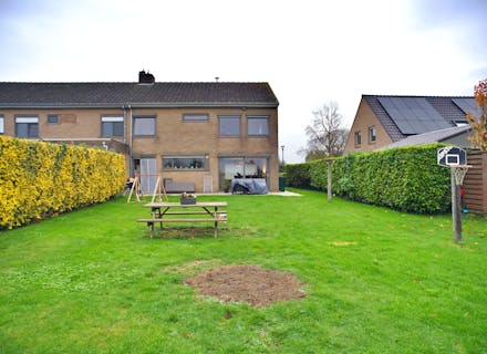Ruim huis met 4 slaapkamers en garage te koop in Torhout.