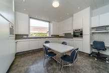 Herenhuis met ruime garage te koop in Izenberge.