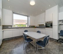 Herenhuis met ruime garage te koop in Izenberge.