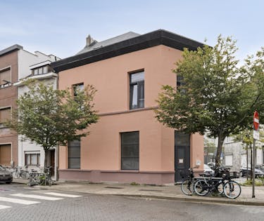 Op te frissen woning met terras te koop in Antwerpen