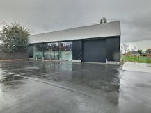 Handelspand van ca. 670 m² met privatieve parking in Zarren