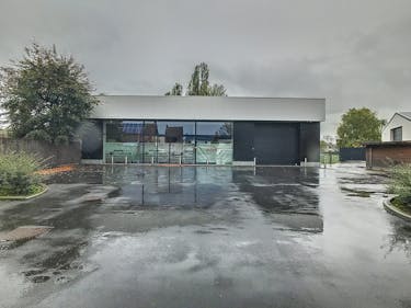 Handelspand van ca. 670 m² met privatieve parking in Zarren