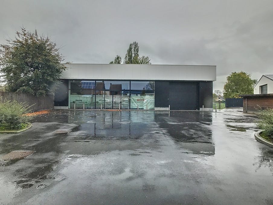Handelspand van ca. 670 m² met privatieve parking in Zarren