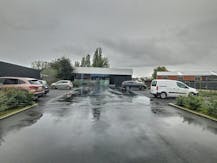 Handelspand van ca. 670 m² met privatieve parking in Zarren