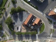 Ruime woning op unieke commerciële locatie in Westrozebeke