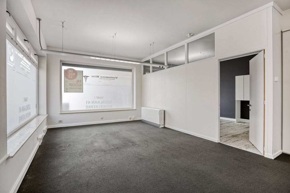 Prêt à emménager dans un espace de bureau avec studio à Middelkerke