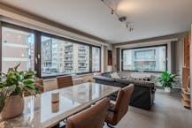 Lichtrijk 2-slaapkamer hoekappartement te koop te Oostende