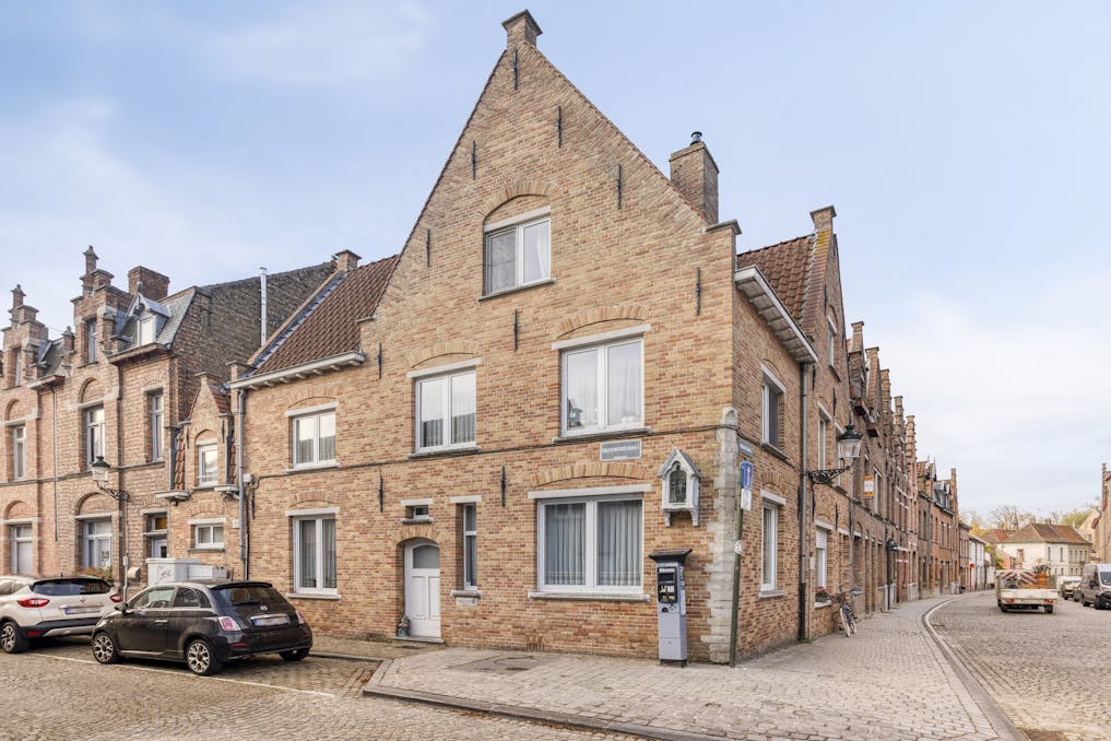 Huis met 4 slaapkamers en stadskoer in centrum Brugge 