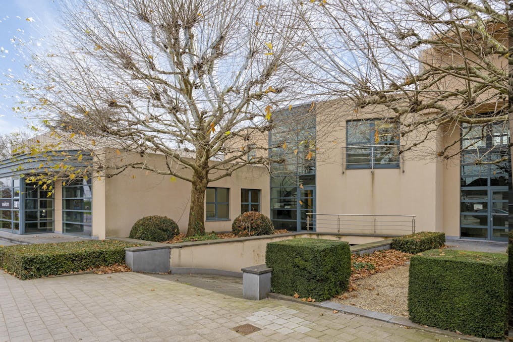 Office building in a prime location with private parking