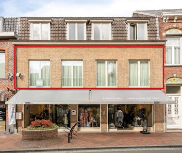 Ruim drie kamer appartement (139 m²) te koop in het centrum van Poperinge