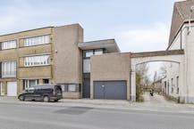 Half open woning / praktijk met leuke tuin te Bissegem