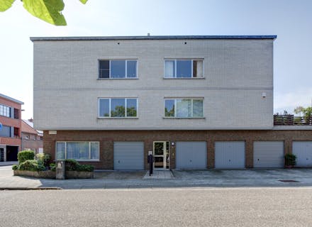 Appartement (117m²) met 3 slaapkamers, terras en garage met oprit te koop in Wilrijk
