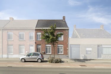 Karaktervol huis met zonnige tuin, 3 slaapkamers én garage met uitweg