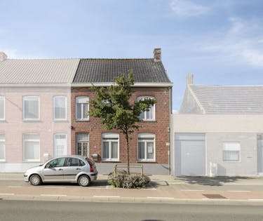 Karaktervol huis met zonnige tuin, 3 slaapkamers én garage met uitweg