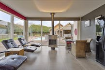 Saunacomplex met zwembad en woonst te koop in Zwevezele.