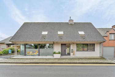 Saunacomplex met zwembad en woonst te koop in Zwevezele.