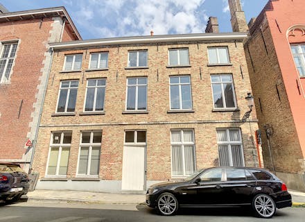 Ruime éénsgezinswoning met 3 slaapkamers, grote stadskoer en dubbele garage te huur in Brugge centrum