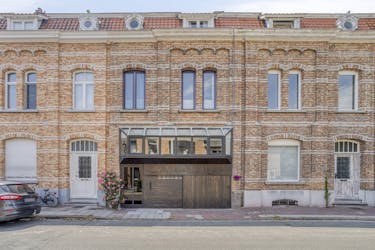 Charmant huis met 5 slaapkamers en garage in Assebroek