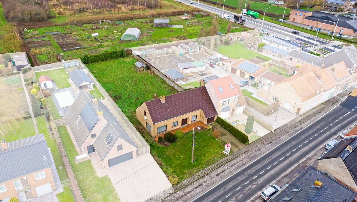 Leuk huis met potentieel te koop in de Abeelseweg in Poperinge
