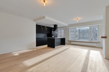 Prachtig gerenoveerd appartement met parking te Deurne!