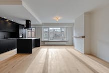 Prachtig gerenoveerd appartement met parking te Deurne!