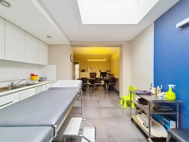 Praktijkruimte (ca. 100 m²) gelegen nabij Dok Noord in Gent