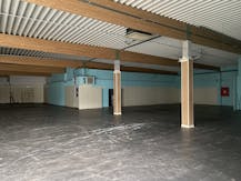 Baanwinkel te huur van ca. 900 m² langs Brugsesteenweg te Roeselare