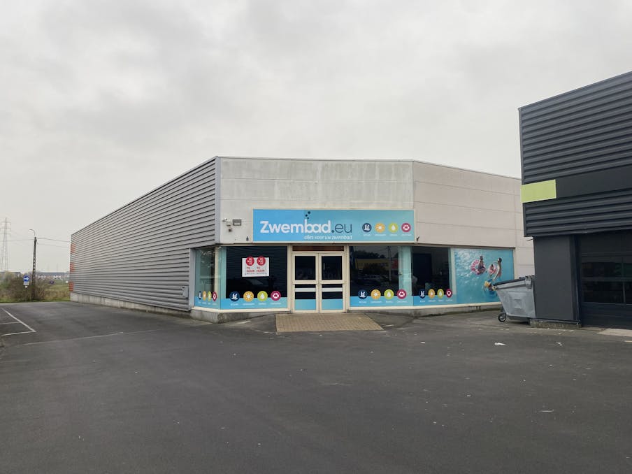 Baanwinkel te huur van ca. 900 m² langs Brugsesteenweg te Roeselare