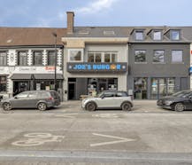 Handelszaak met duplex appartement te koop in hartje Kuurne