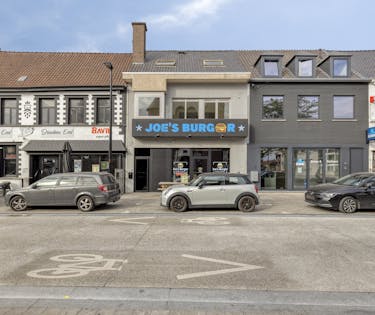 Handelszaak met duplex appartement te koop in hartje Kuurne