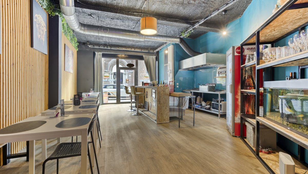 Handelszaak met duplex appartement te koop in hartje Kuurne