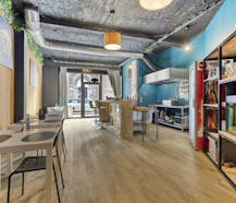 Handelszaak met duplex appartement te koop in hartje Kuurne