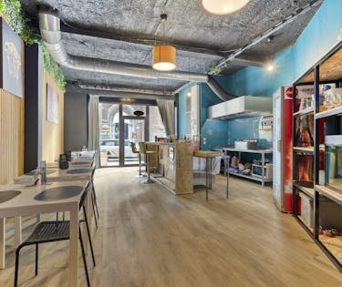 Handelszaak met duplex appartement te koop in hartje Kuurne