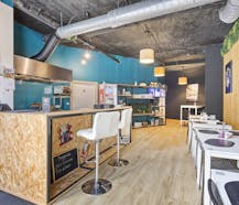 Handelszaak met duplex appartement te koop in hartje Kuurne