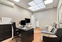 Handelszaak met duplex appartement te koop in hartje Kuurne