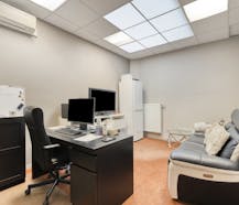Handelszaak met duplex appartement te koop in hartje Kuurne