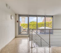 Handelszaak met duplex appartement te koop in hartje Kuurne