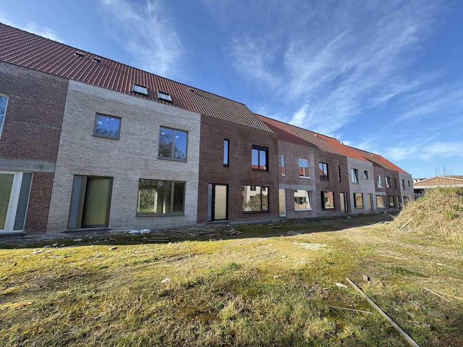 Nieuwbouwwoning met 3 slaapkamers op centrale maar rustige ligging te koop te Kortrijk.