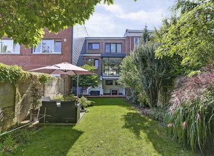 Gerenoveerd huis (225m²) met tuin, garage en oprit in de Oosterveldwijk te Wilrijk