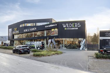 Patrimoniumvennootschap met verhuurd handelspand op zichtlocatie in Lommel te koop