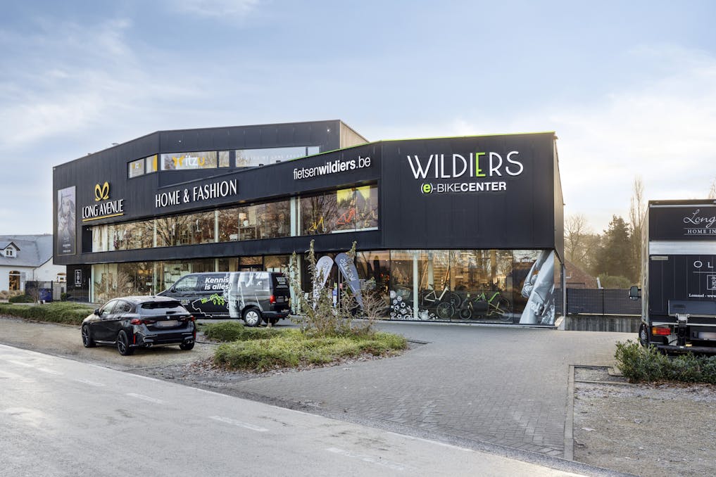 Patrimoniumvennootschap met verhuurd handelspand op zichtlocatie in Lommel te koop