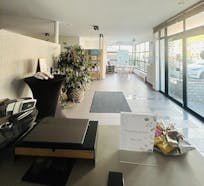 Kantoor/ winkel (262 m²) te Oostkamp met mooie visibiliteit.