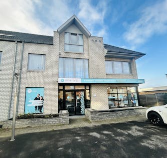 Kantoor/ winkel (262 m²) te Oostkamp met mooie visibiliteit.