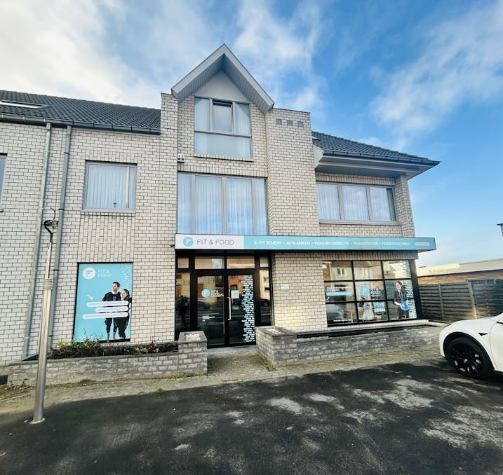 Kantoor/ winkel (262 m²) te Oostkamp met mooie visibiliteit.