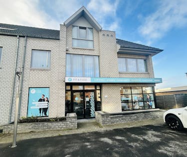 Kantoor/ winkel (262 m²) te Oostkamp met mooie visibiliteit.