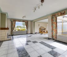 Statige te renoveren villa te koop met zwembad in Zuienkerke