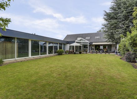 Rustig gelegen villa met binnenzwembad en grote tuin te Burcht Zwijndrecht