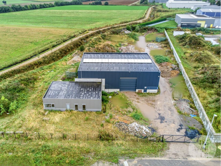 Unieke Combinatie: loods met casco woning te koop op Europark. 